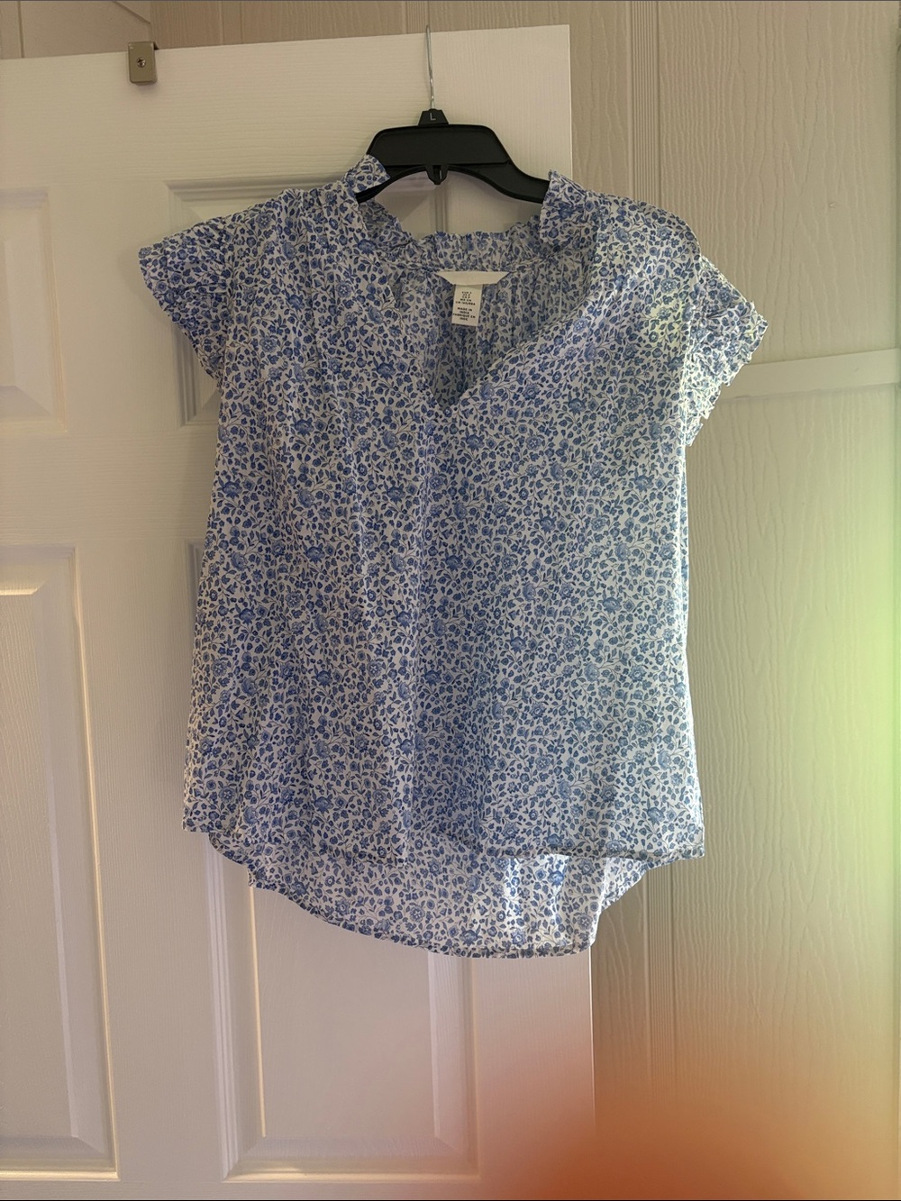 H&M Blue and White Floral V-Neck Cap Sleeve Blouse size small